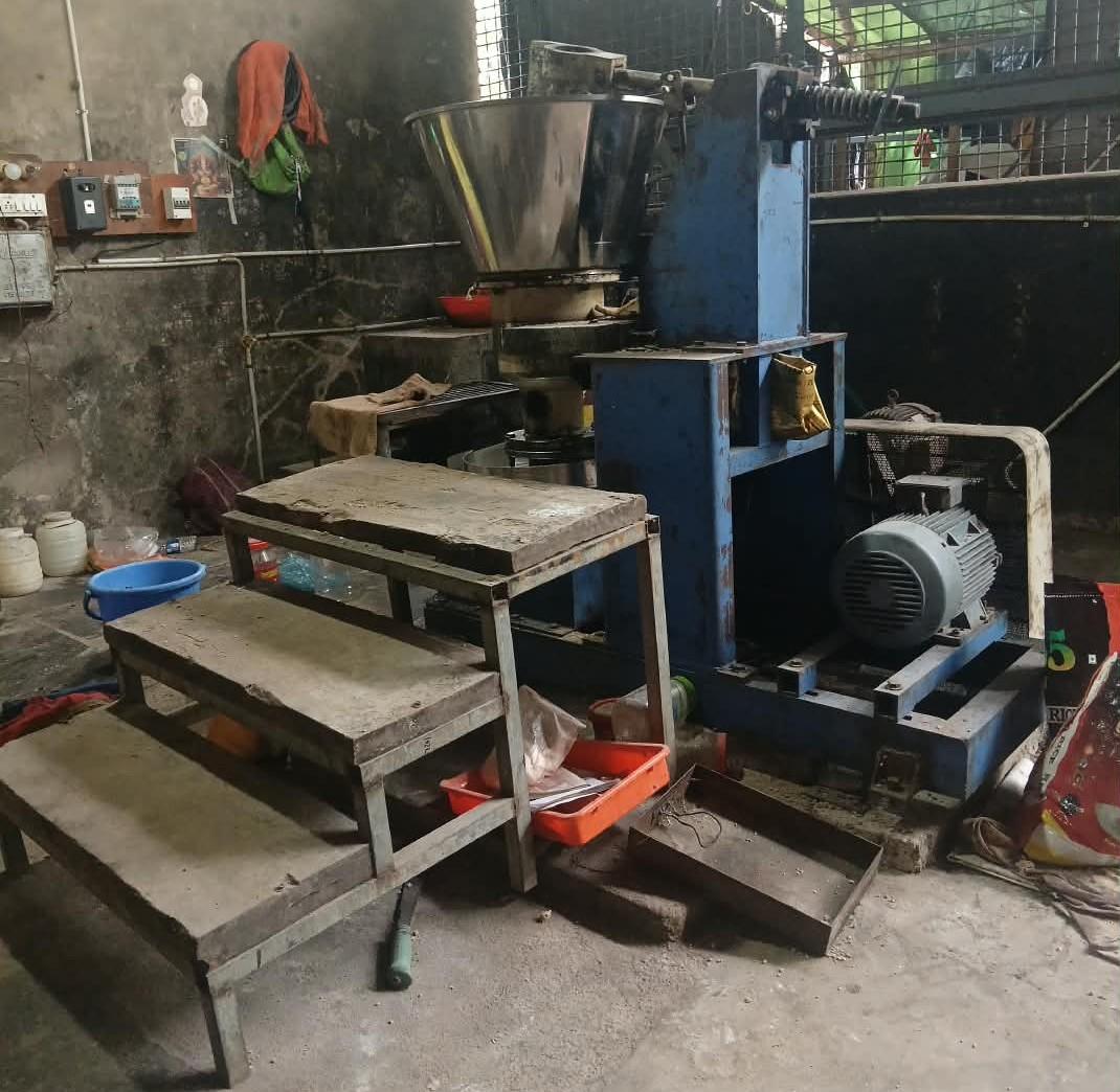 Oil extraction machine